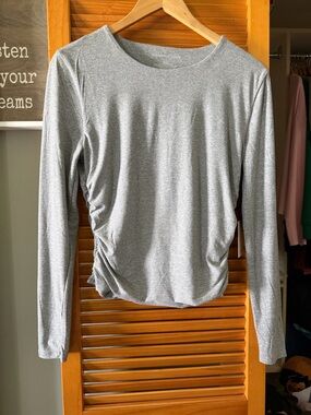 Sincerely Jules Silver Gray Long-Sleeve Ruched Side Top
